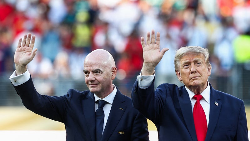 "Vente de la Coupe du monde": l’Association des supporters britanniques vent debout contre le projet d'Infantino