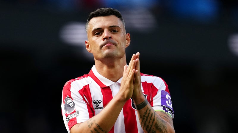 Il risque jusqu'à cinq ans de prison: Xhaka devant la justice pour l'usage d'un faux certificat Covid