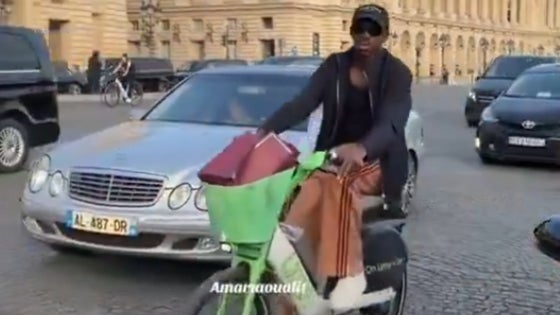 Équipe de France: Dembélé et Upamecano s’offrent une balade en vélo un peu chaotique dans Paris