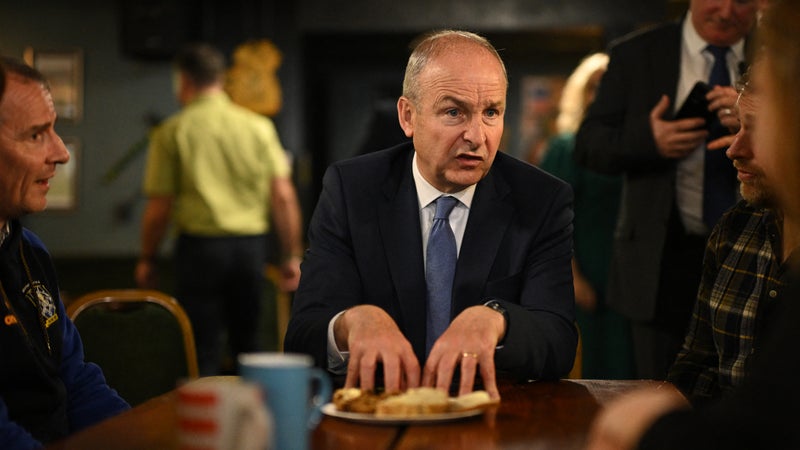 "Israël ne peut pas continuer à nier ce que le monde sait": le Premier ministre irlandais soutient son sélectionneur après ses propos sur la Palestine