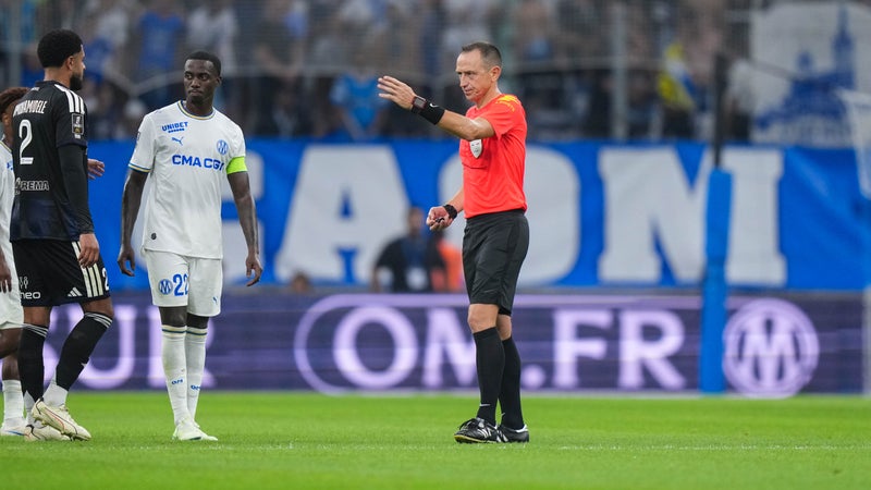Longue attente, le Vélodrome n'a rien entendu... quel bilan pour la première journée de sonorisation des arbitres en Ligue 1 ?