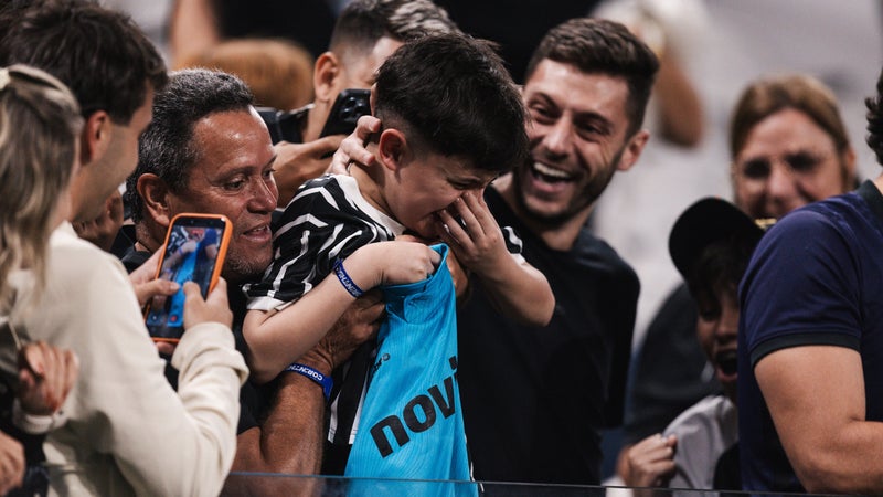 Neymar offre son maillot à un jeune fan des Corinthians... contraint d'être escorté par la police pour quitter le stade