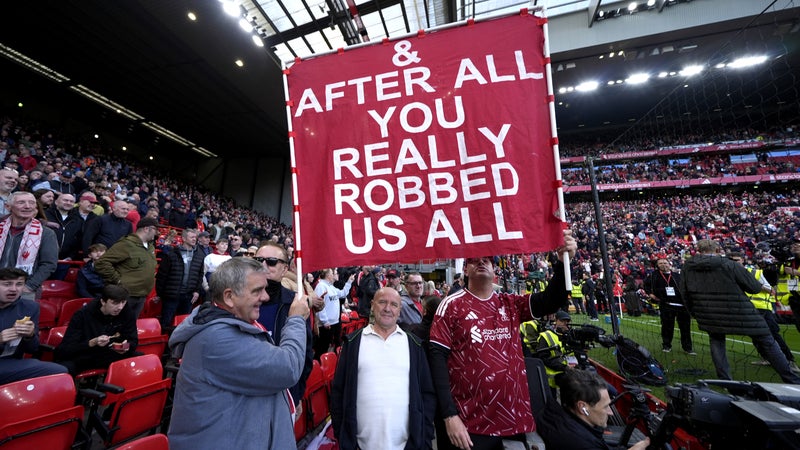 "Tricheurs", "voleurs"... L'accueil hostile des supporters de Liverpool envers Manchester City après le scandale financier