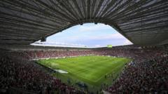 La caméra-araignée de la télévision tombe sur le terrain pendant le match contre la Hongrie