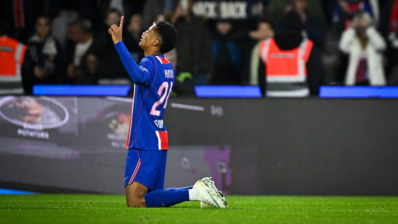 PSG-OL: Mayulu trouve la faille de loin, Godts fait le break et les Parisiens prennent la tête de la Ligue 1