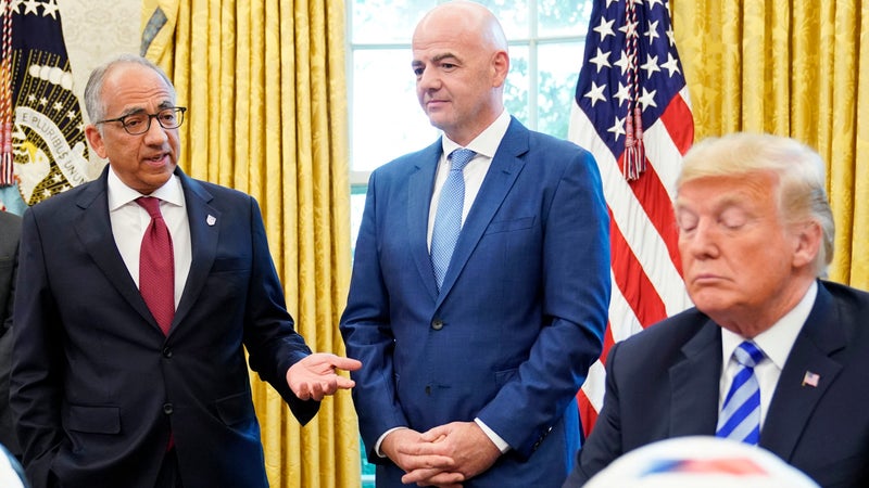 "Vente de la Coupe du monde": le bras droit d'Infantino le lâche publiquement et annonce sa démission avec effet immédiat
