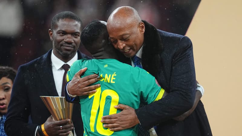 CAN 2025: près d'un mois après le retrait de la victoire au Sénégal, le président de la CAF en visite à Dakar