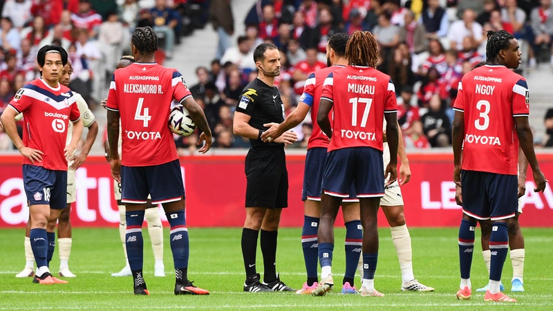 Un but annulé après que le jeu a repris: le gros imbroglio du VAR et de l'arbitre de Lille-Troyes