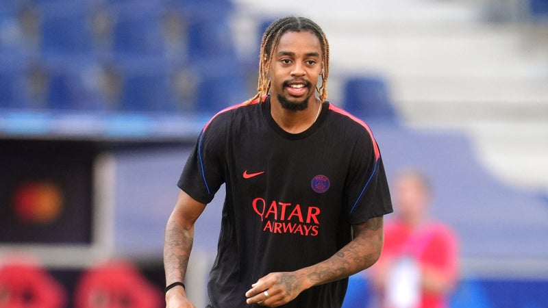 "Je ne peux donner ça à aucun joueur": Luis Enrique explique les raisons du départ de Bradley Barcola du PSG