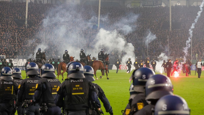 Allemagne: pelouse envahie, affrontement avec la police, une centaine de blessés... Un match de coupe dégénère complètement