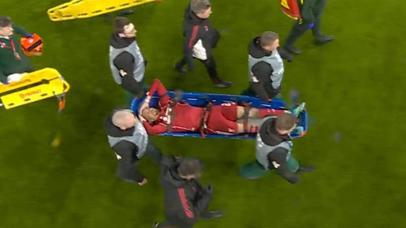 Liverpool-PSG: la terrible image d'Hugo Ekitike sorti sur civière à deux mois de la Coupe du monde