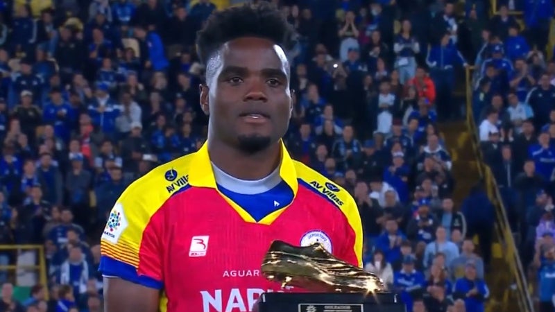 Gros malaise en Colombie: un joueur obligé d'enfiler le maillot de son ancien club devant ses nouveaux fans pour recevoir un trophée
