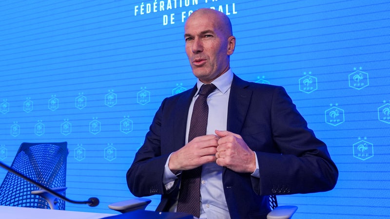 "Il va falloir qu’il soit à la hauteur": les grandes attentes des supporters de l’équipe de France envers Zinédine Zidane