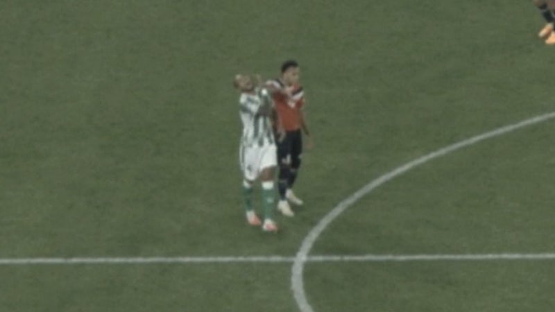 Lille-Betis: le très mauvais geste d'Ethan Mbappé, qui a reçu le premier carton rouge de sa carrière