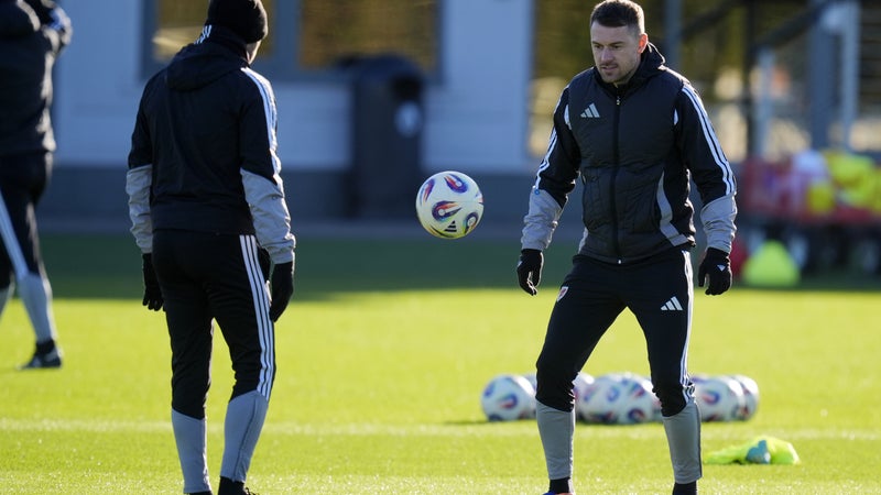 "Je ne savais pas si je remarcherais un jour": Ramsey raconte sa vie avec une tige en métal dans la jambe après son horrible blessure