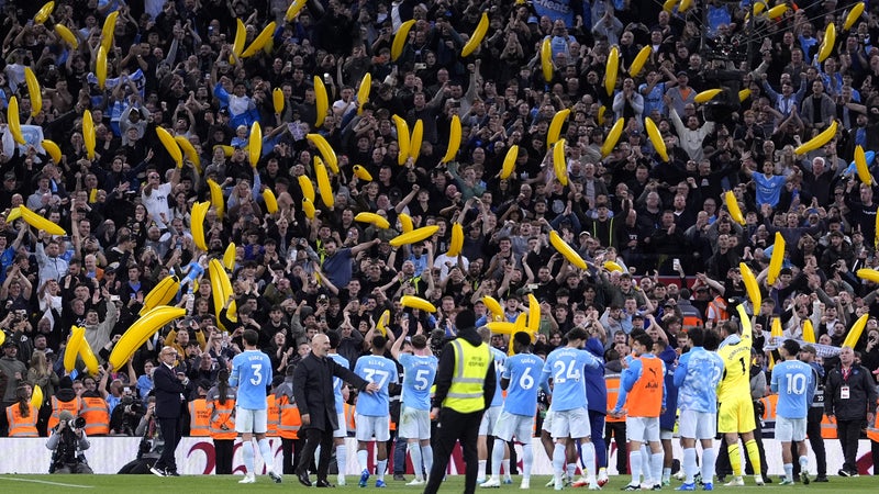 Pourquoi les supporters de Manchester City brandissaient des bananes gonflables à Anfield