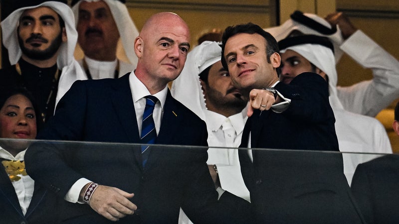 "Vente de la Coupe du monde": les manœuvres secrètes d’Emmanuel Macron pour s’opposer au projet de Gianni Infantino