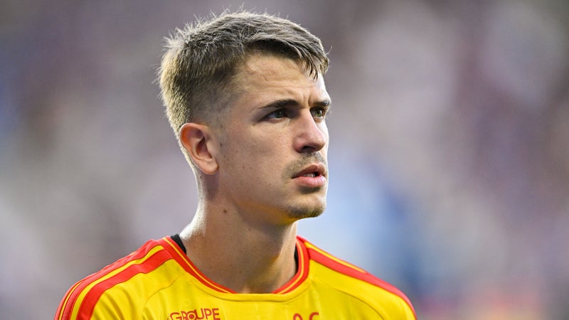 Ligue 1: grosse tuile pour le RC Lens, la recrue Nawrocki victime d'une rupture du ligament croisé