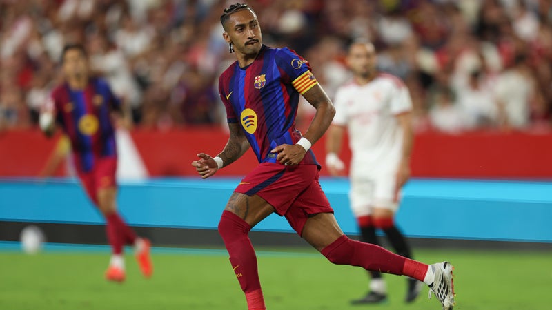 Déjà son 14e but de la saison: Raphinha auteur d'un triplé avec le Barça contre Séville