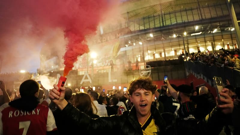 Arsenal: le parvis de l'Emirates Stadium envahi, scènes de liesse à Londres après le titre des Gunners