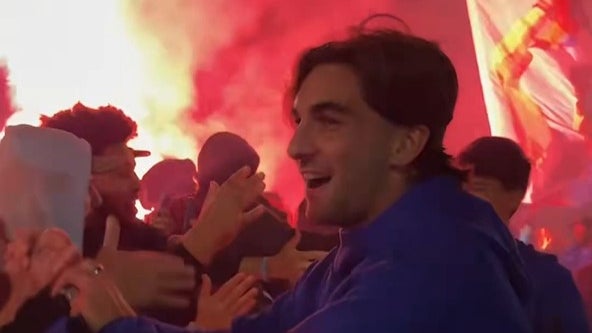 Chants, fumigènes... les joueurs du PSG accueillis par leurs supporters en pleine nuit après leurs victoire à Marseille